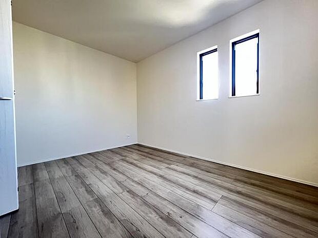 木の温もりが優しいフローリングの収納スペース付き洋室です。