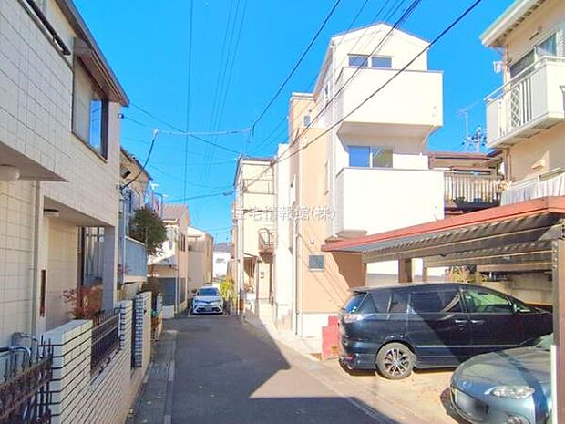 前面道路を含めた現地写真です。