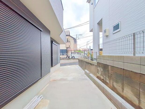 前面道路を含めた現地写真です。