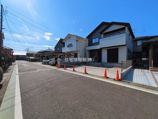 前面道路を含めた現地写真です。