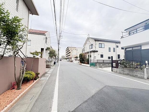 前面道路を含めた現地写真です。