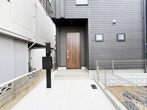 綺麗で明るい玄関でお客様をお迎えいただけます。