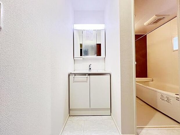 洗面化粧台です。朝の身支度から1日が始まります。