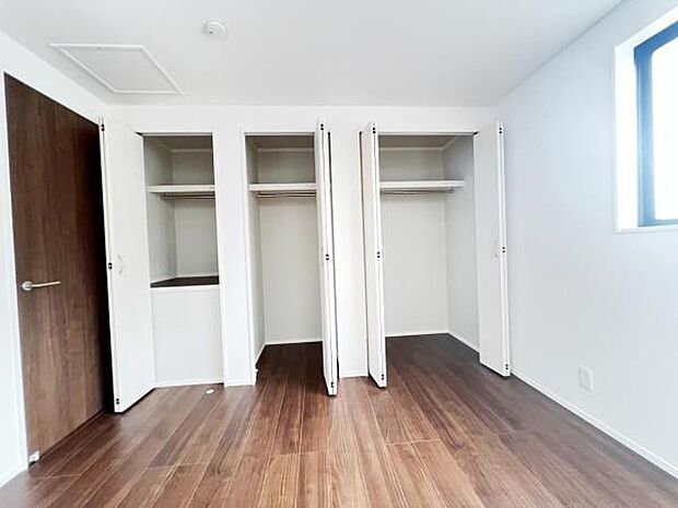 いつでもお部屋をスッキリお使い頂ける収納スペースを設置。