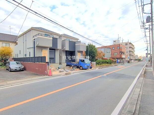 前面道路を含めた現地写真です。