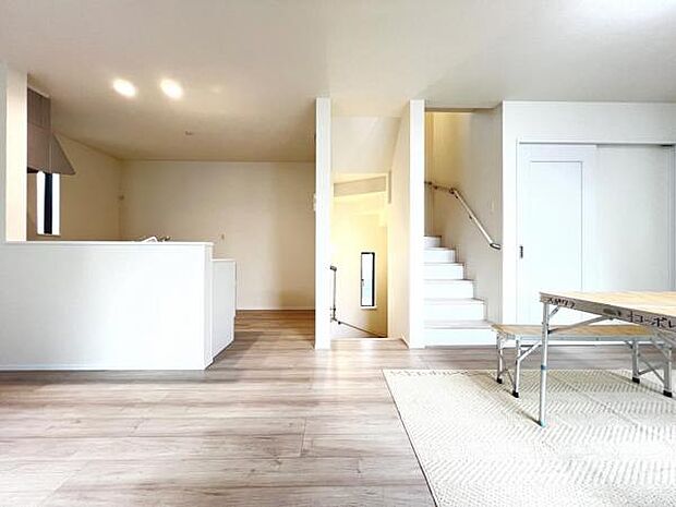 お食事中もキッチンと会話が楽しめるダイニングスペース。