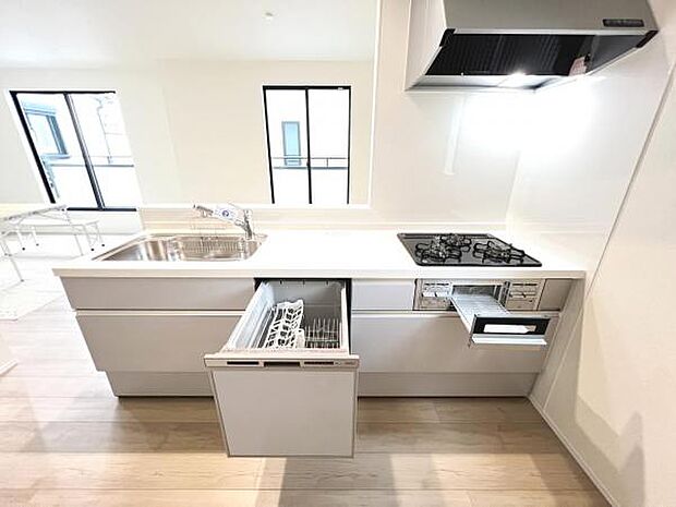 リビングが見渡せ、料理中も会話が弾む対面式キッチンです。