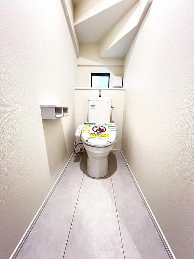 シャワー洗浄機能付のトイレは、清潔感が印象的な空間ですね。