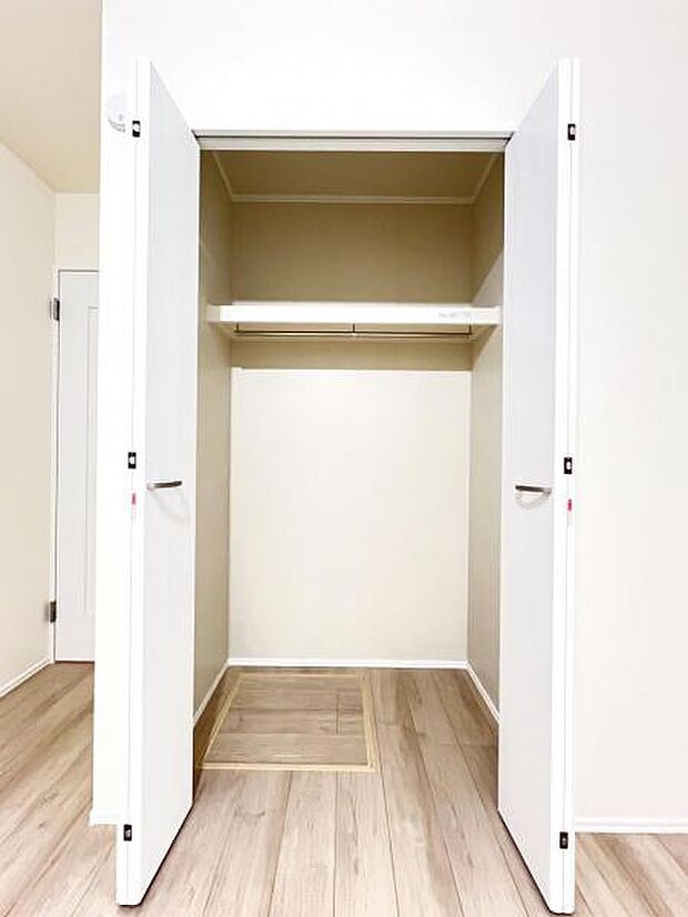 いつでもお部屋をスッキリお使い頂ける収納スペースを設置。