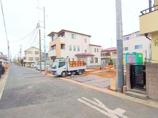 前面道路を含めた現地写真です。