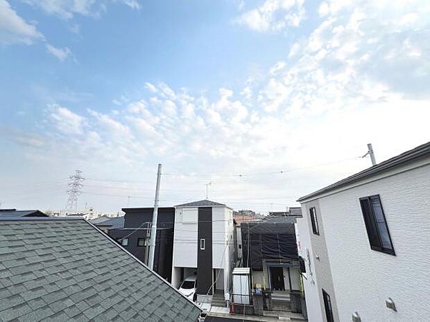 バルコニーからの眺望です。明るい陽射しを浴びながらゆったりと過ごすのも良いですね。