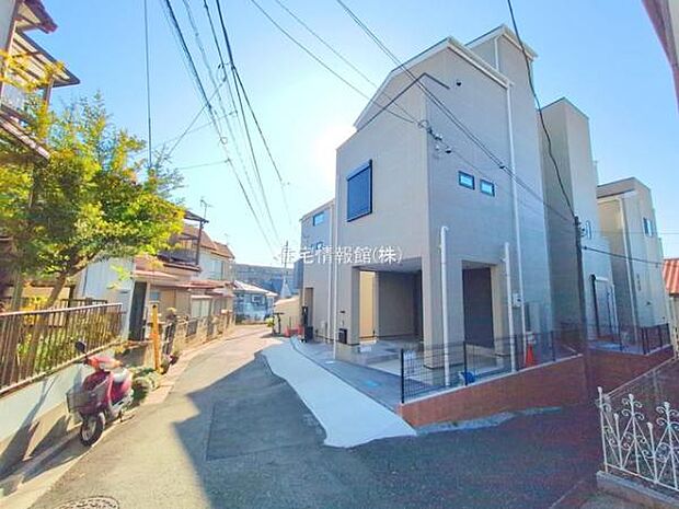 前面道路を含めた現地写真です。