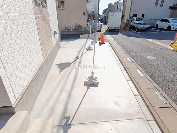 前面道路を含めた現地写真です。