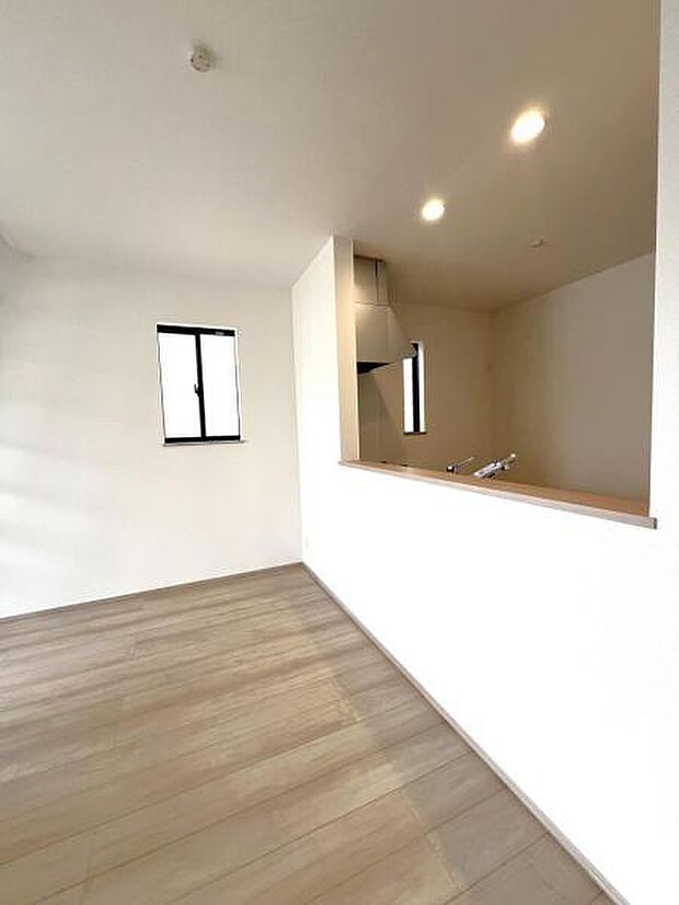 お食事中もキッチンと会話が楽しめるダイニングスペース。