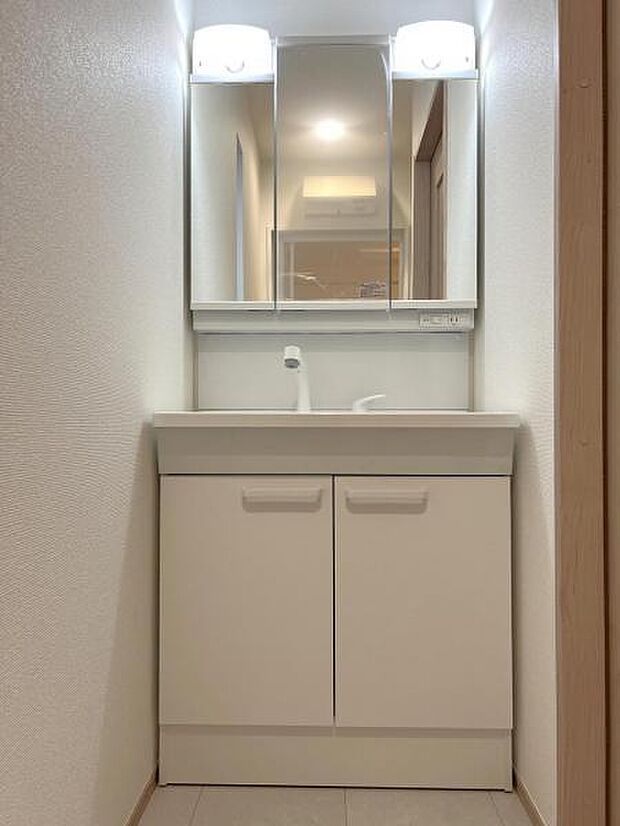 洗面化粧台です。朝の身支度から1日が始まります。