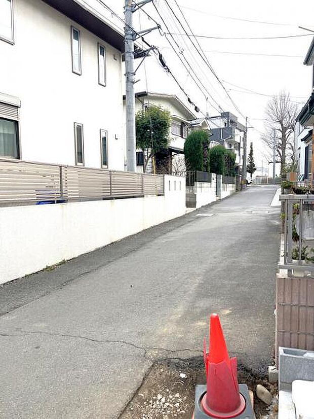 前面道路を含めた現地写真です。