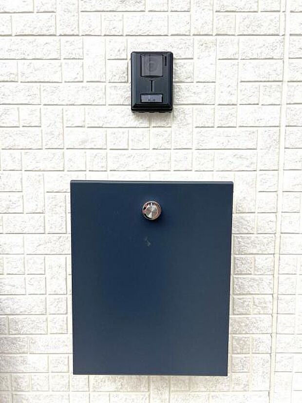 壁付けでTVドアホンとポストがございます。