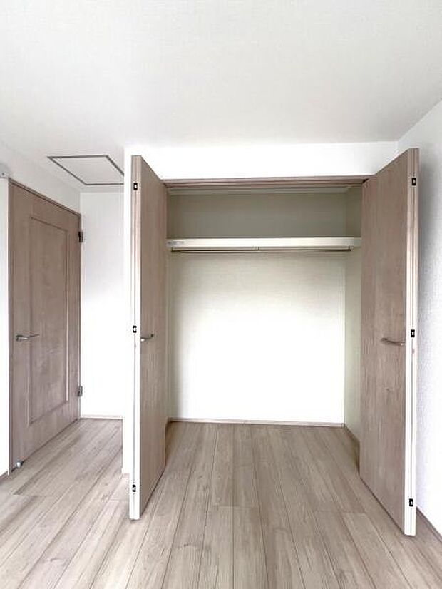 いつでもお部屋をスッキリお使い頂ける収納スペースを設置。