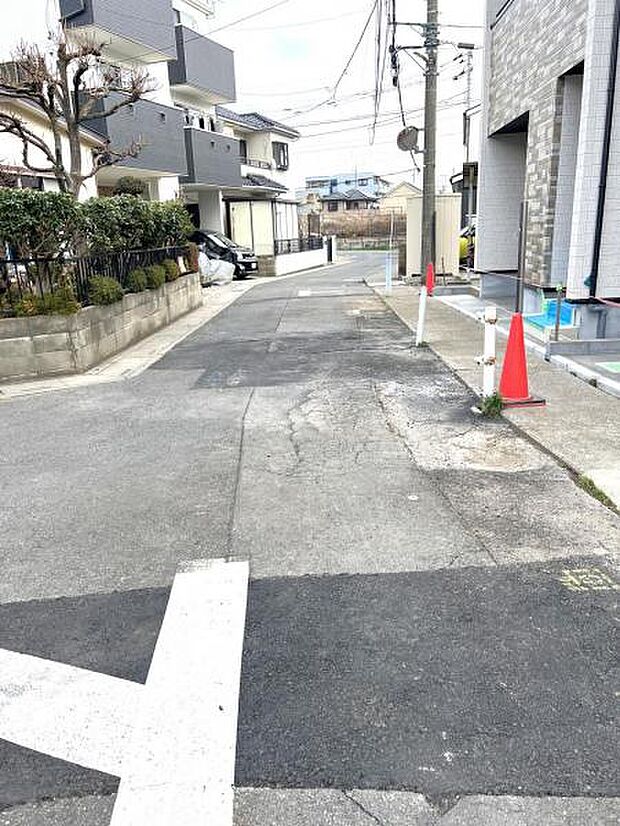 前面道路を含めた現地写真です。