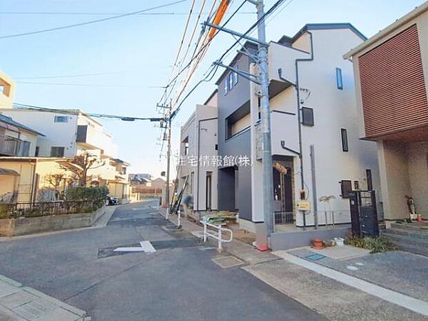 前面道路を含めた現地写真です。