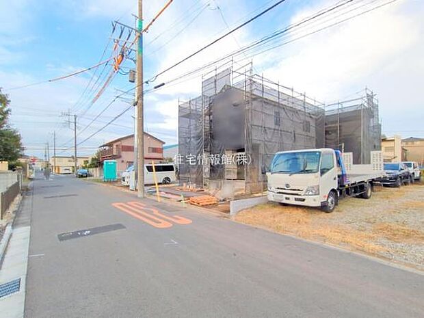 前面道路を含めた現地写真です。