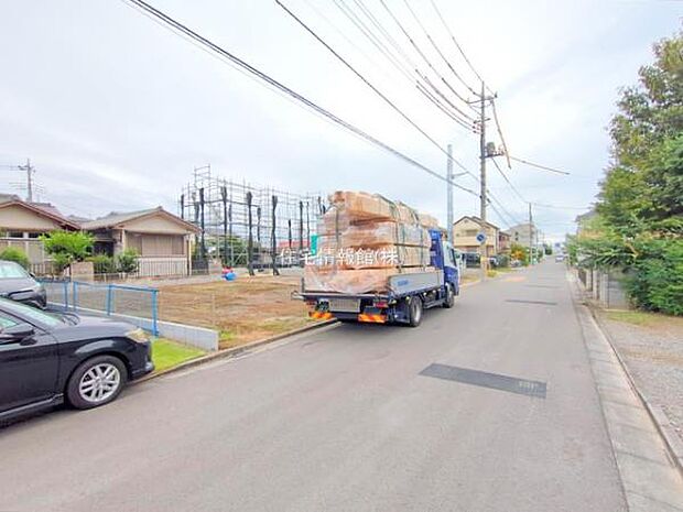 前面道路を含めた現地写真です。