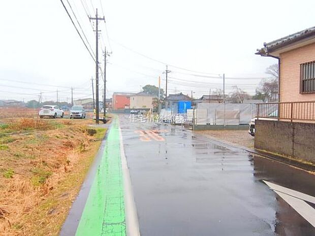 前面道路を含めた現地写真です。