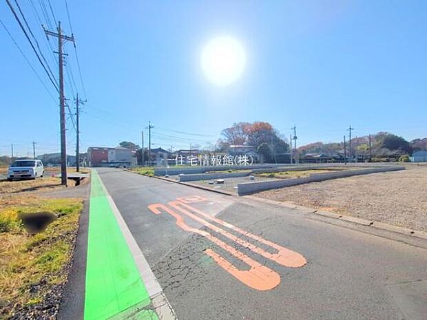 前面道路を含めた現地写真です。