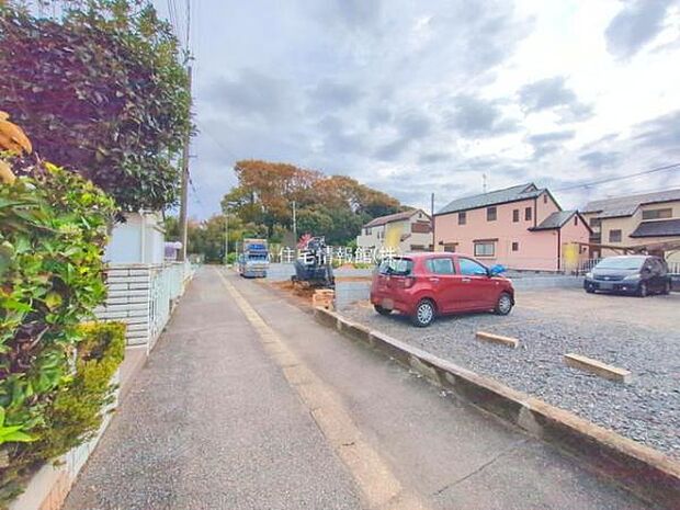 前面道路を含めた現地写真です。