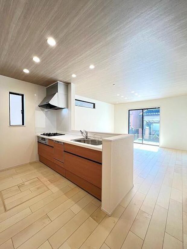 お食事中もキッチンと会話が楽しめるダイニングスペース。