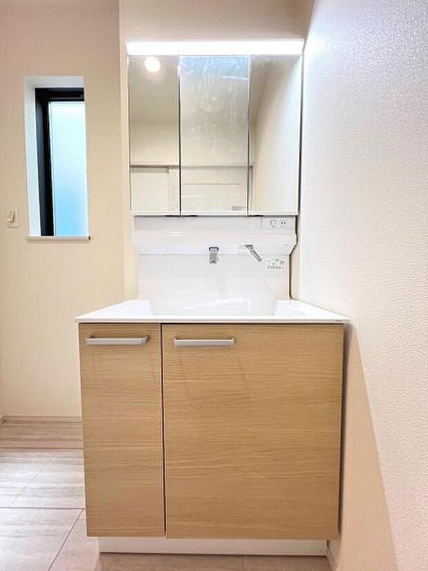 シャワー付き洗面化粧台です。手軽にシャンプーができ、お掃除もしやすいですね。