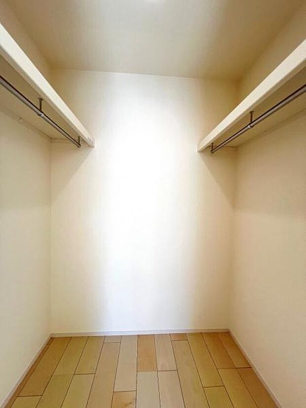ウォークインクローゼットがあり収納スペースも豊富。季節物もスッキリ片付きそうです。