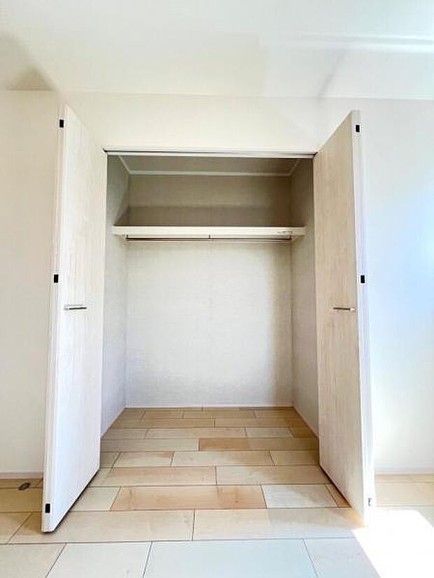 いつでもお部屋をスッキリお使い頂ける収納スペースを設置。