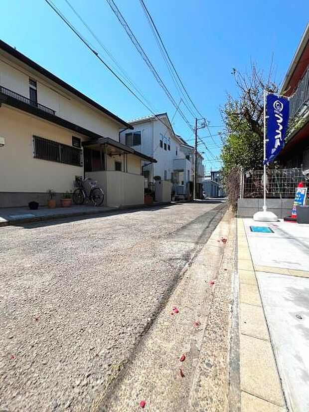 前面道路を含めた現地写真です。