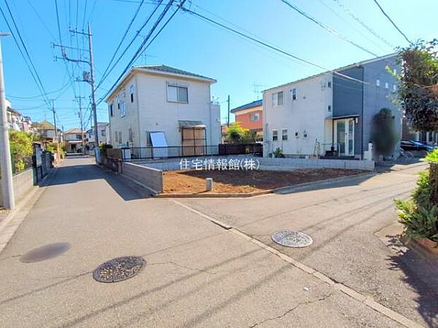 前面道路を含めた現地写真です。