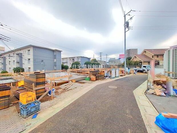 前面道路を含めた現地写真です。