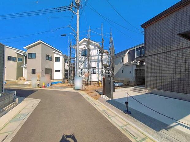 前面道路を含めた現地写真です。