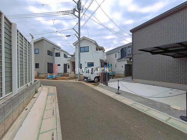 前面道路を含めた現地写真です。