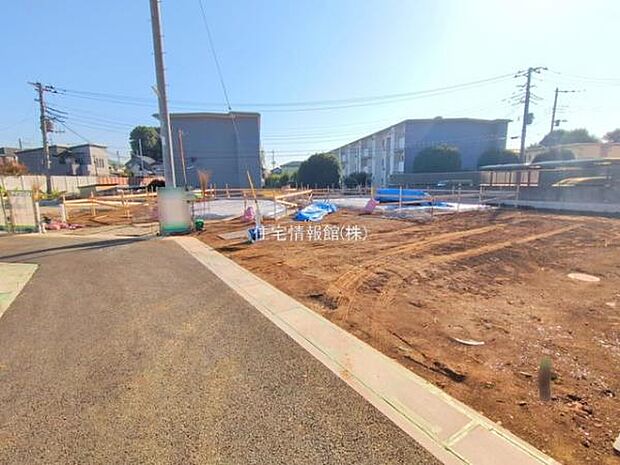 前面道路を含めた現地写真です。