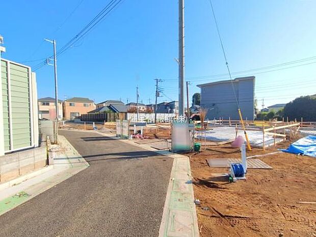 前面道路を含めた現地写真です。