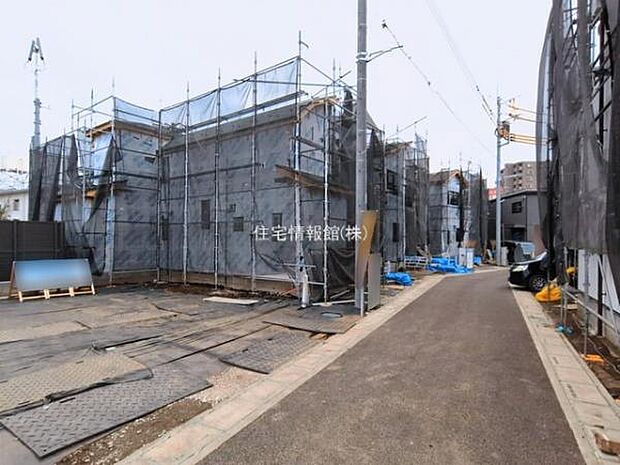 前面道路を含めた現地写真です。