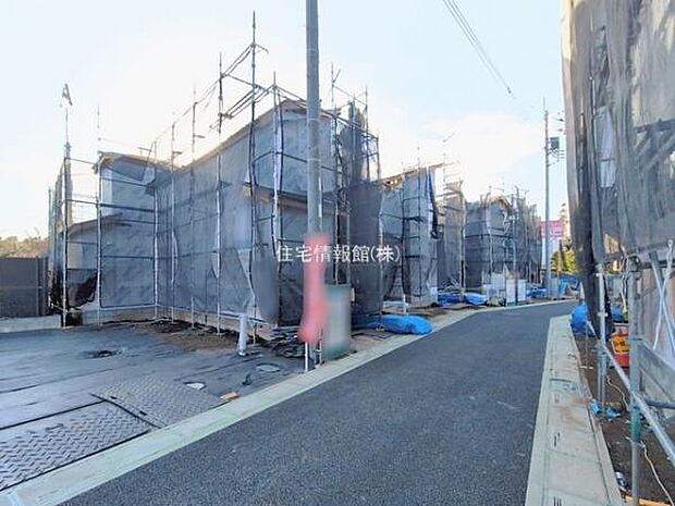 前面道路を含めた現地写真です。