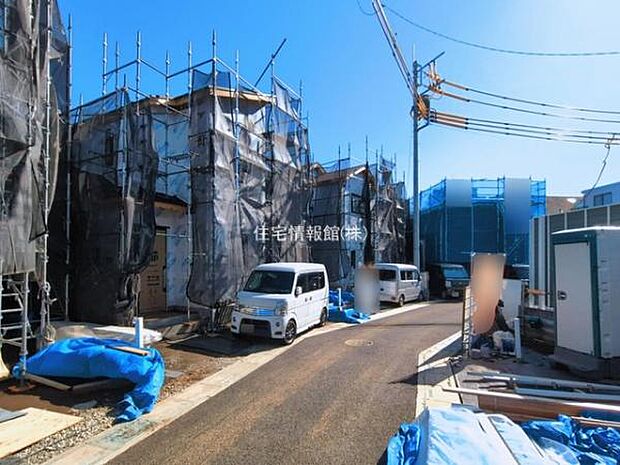 前面道路を含めた現地写真です。