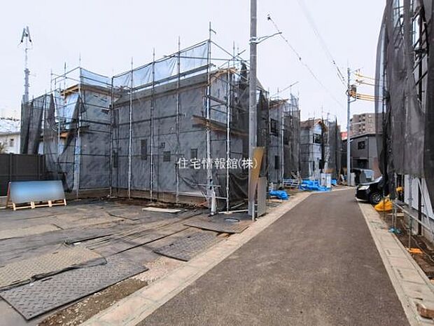 前面道路を含めた現地写真です。