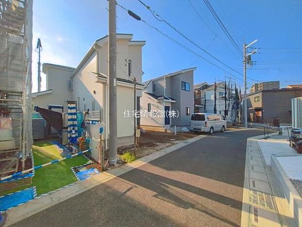 前面道路を含めた現地写真です。