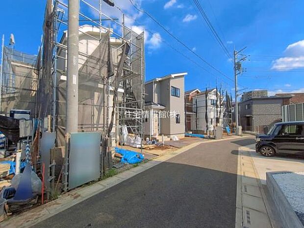 前面道路を含めた現地写真です。