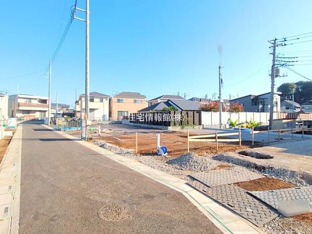 前面道路を含めた現地写真です。