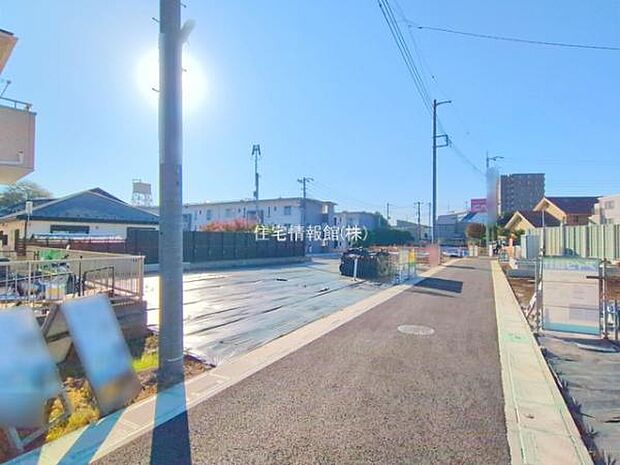 前面道路を含めた現地写真です。