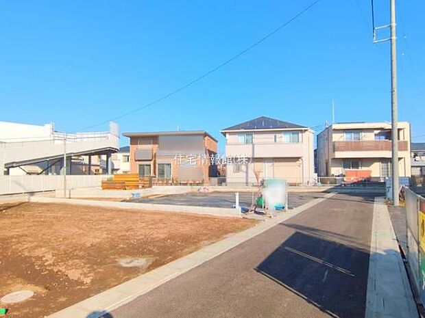 前面道路を含めた現地写真です。