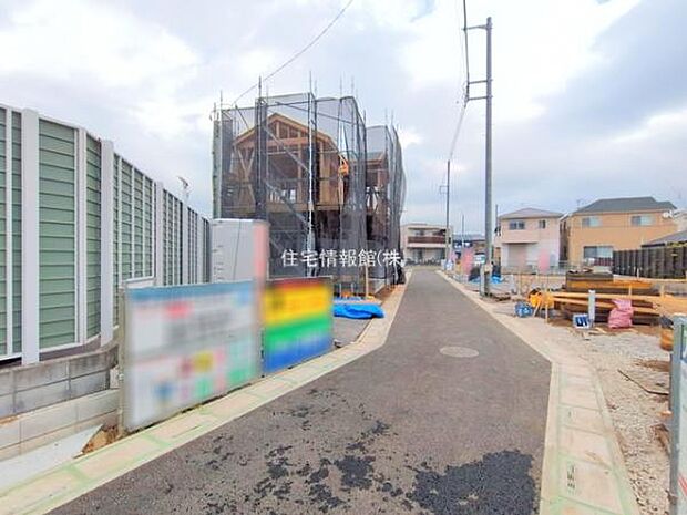 前面道路を含めた現地写真です。